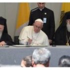 Bartolomé, Francisco y el arzobispo Jerónimo II de Atenas firman el texto conjunto