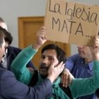 El activista ateo gay de izquierda radical Lagarder Daciu, al interrumpir con gritos una rueda de prensa del arzobispo Osoro