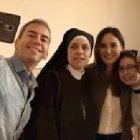 Un selfie para la pequeña historia del convento: Nacho Medina, la Madre Olga, Tamara Falcó, la hermana Esperanza (postulante) y la hermana Sara (novicia).