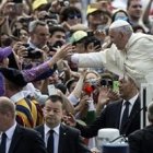 El Papa Francisco saluda a los peregrinos alegres de acudir a su catequesis de los miércoles