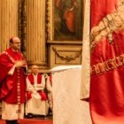 El obispo Munilla en la fiesta de San Sebastián con el estandarte del santo