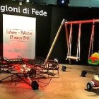 Un columpio, un peluche en una noria, un triciclo... las huellas vacías del odio. Foto: Helena Faccia Serrano.