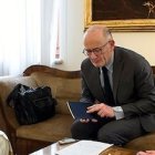 Francisco con Guillaume Goubert, director de La Croix (centro), y Sébastien Maillard, corresponsal en Roma (derecha).