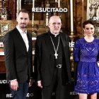 El arzobispo de Madrid, junto a Joseph Fiennes y María Botto.