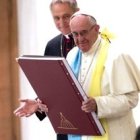 El Papa con los pañuelos de colores de la peregrinación de luteranos