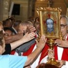 Devotos buscan tocar el relicario de la Santa Faz en Alicante - atrae romerías en Pascua de hasta 200.000 personas