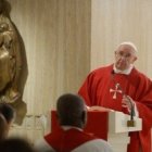 Francisco en la misa de Santa Marta, con el color rojo de la fiesta de un mártir