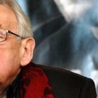 Wajda, con fondo del cartel de Katyn, su gran película como director y también a título personal: su padre murió allí.
