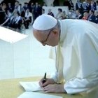 El Papa Francisco firma la Declaración de Asís 2016, que clama por la paz