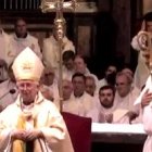 El cardenal da las gracias a los asistentes al final de la misa de desagravio