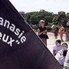 Carine Brochier, junto a un elocuente cartel: No a la eutanasia de los viejos.