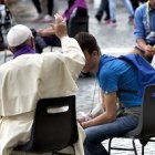 Francisco, administrando el sacramento de la Penitencia en la Plaza de San Pedro.