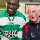 El campeón olímpico David Rudisha y su entrenador el Hermano Colm, de visita en un colegio en Irlanda; Colm empezó a entrenar sin saber nada de atletismo
