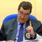 El juez Emilio Calatayud palpa en su juzgado los efectos en la educación de los hijos de la pérdida de autoridad de los padres.