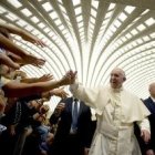 El Papa Francisco saluda a los peregrinos en la Sala Pablo VI