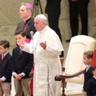 Francisco con unos niños de las familias misioneras del Camino Neocatecumenal - foto Aciprensa