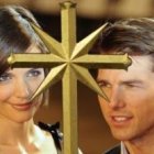 Tom Cruise y Katie Holmes con una de las cruces con estrella que la Cienciología usa como símbolos