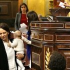 Carolina Bescansa protagonizó el pleno de constitución del nuevo Congreso llevando a su bebé al hemiciclo.