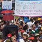 Pancarta contra la ideología de género en la escuela en el pasado Family Day de junio de 2015 en Roma