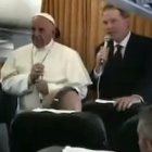 Francisco, en el avión de regreso de suecia, junto a Greg Burke, jefe de la Oficina de Prensa de la Santa Sede.