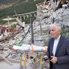 El obispo de Ascoli en Pescara del Tronto, pueblo arrasado por el terremoto del centro de Italia