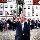 Ante una estatua de Lutero, junto al Palacio de Wittenberg.