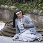 Esta imagen de una religiosa, con móvil, herida en el terremoto de Italia se ha difundido rápidamente