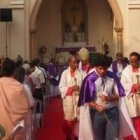 Peregrinos en la zona exterior de la basílica de María del Monte en Bandra, Mumbai