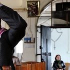 Un hombre reza en una iglesia de Duhok.