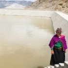 Depósitos de agua para la aspersión en el desierto de Palmira, Ecuador...