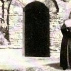La hermana Marie, ante la casa de la Virgen en Éfeso.