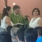 La escenografía para-nupcial del acto y su contexto pro-lésbico ha causado escándalo y el párroco pide perdón