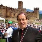 El arzobispo de Pamplona y obispo de Tudela, ante el castillo de Javier (Navarra).