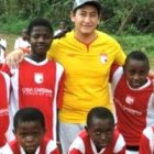El padre William, en la selva de Camerún, con algunos de los chicos que entrena con camisetas de su equipo colombiano