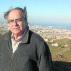 El jesuita Esteban Velázquez, en el monte Gurugú, con la ciudad de Melilla al fondo - intenta volver a Nador, en Marruecos