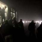 Personas en un vagón de metro en Maelbeek salen caminando en la oscuridad en la estación atacada con una bomba