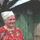 La señora Luba, de Torietsk, se mantiene gracias a la leña que le trae Cáritas... el frente está a dos kilómetros