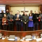 Los premiados con el Bravo 2015, en distintas categorías de comunicación, al recibir el galardón