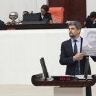 El diputado cristiano Garo Paylan pide investigar el asesinato de todos los diputados cristianos armenios en 1915, mostrando sus fotos