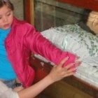 Paulina Gálvez, la mamá, con la pequeña curada milagrosamente, Ximena Guadalupe, junto a los restos del joven mártir José Sánchez del Río