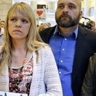 Brady Williams, protagonista de un 'reality show' televisivo, con tres de sus cinco esposas durante un manifestación a favor de la poligamia en el estado de Utah, de mayoría mormona.