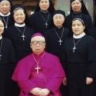El obispo Zhang Huaixin, de Jixian, con unas religiosas de su diócesis - pasó 22 años en campos de trabajo forzado pero hizo crecer sus comunidades