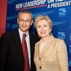 John Podesta, junto a Hillary Clinton