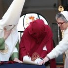 El preso indultado, de rojo, firma su libertad, justo antes de marchar, penitente, con el Cristo del Perdón en Jaén