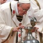 Francisco bendice los óleos sagrados en una Misa Crismal