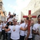 Cristianos árabes de Tierra Santa, alegres en peregrinación a Jerusalén