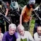 Escena de vídeo de los secuestradores en la que apoyan la mano sobre John Ridsdel, que ahora han decapitado