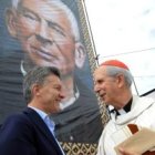 El presidente Macri y el arzobispo Poli bajo el retrato del Cura Brochero, llamado también el Cura Gaucho