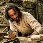 Ricardo Santoro como Jesús, en sus trabajos de carpintero.