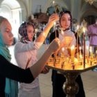 Jóvenes ortodoxas ponen velas en su iglesia - un 30 por ciento de los rusos siente la cercanía de Dios en su vida